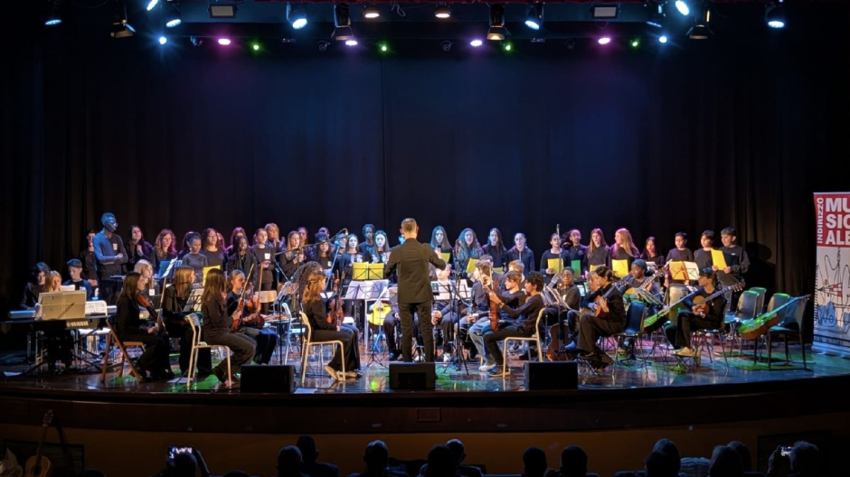 Teatro Rosmini gremito per il gemellaggio musicale fra IC di Borgomanero 1 e Fasano